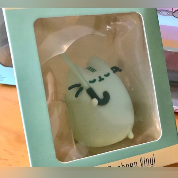 2021 PUSHEEN Cat Umbrella Vinyl Collectible Figure Rainy Day Subscription Box - Picture 2 of 8